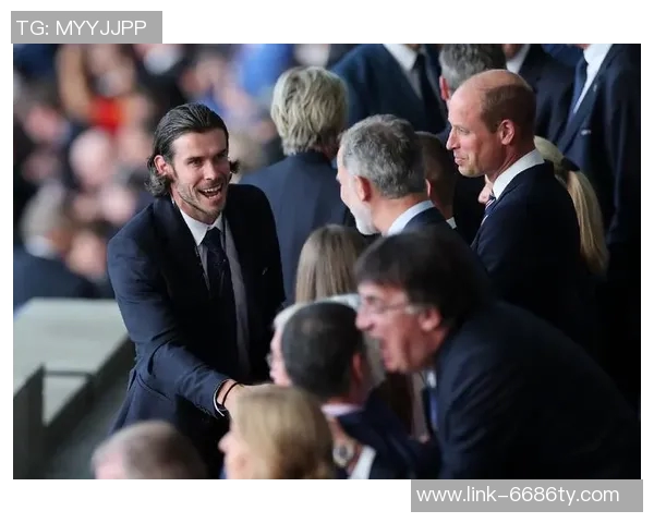 弗里克手握加维球衣与西超杯奖杯合影球员现场观战决赛引关注